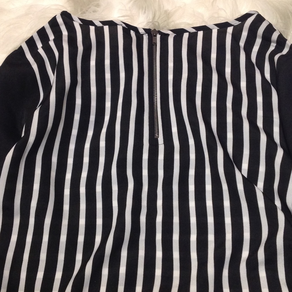 💥4 for $20💥 NWOT Black & White Striped Top/Med - Picture 4 of 8